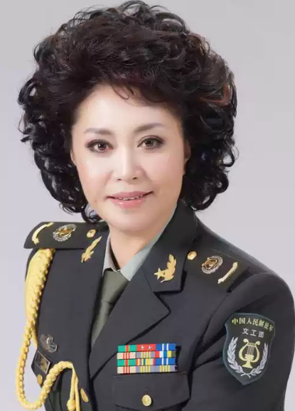 (总政歌舞团女高音歌唱家:潘淑珍)潘淑珍:国家一级演员,总政歌舞团女