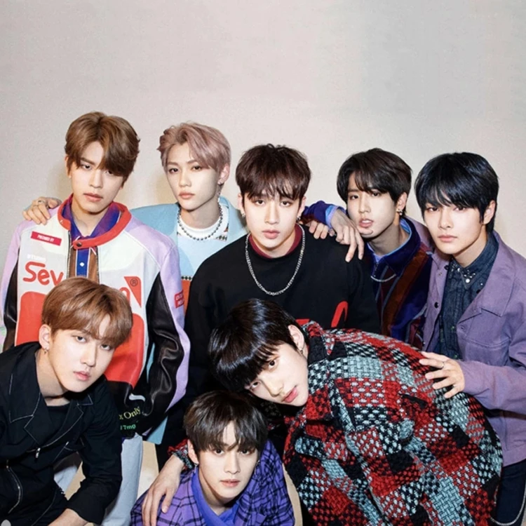 STRAY KIDS